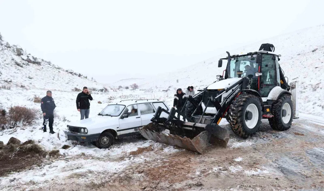 KAYSERİ'NİN BÜNYAN İLÇESİNDE KAR YAĞIŞI VE TİPİ, ULAŞIMI OLUMSUZ ETKİLEDİ.