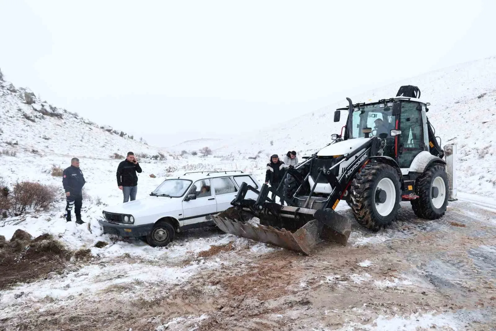 KAYSERİ'NİN BÜNYAN İLÇESİNDE KAR YAĞIŞI VE TİPİ, ULAŞIMI OLUMSUZ ETKİLEDİ.