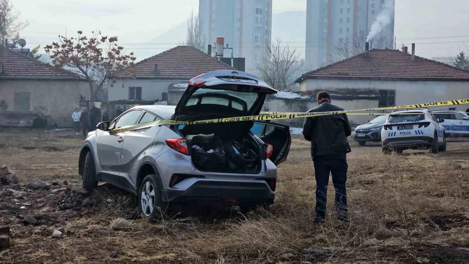 KAYSERİ'DE ÇALDIKLARI PLAKAYI TAKTIKLARI ARAÇLA POLİSTEN KAÇAN 2 ŞÜPHELİ YAKALANARAK