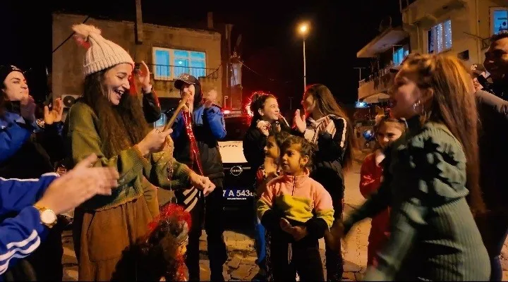 ÇANAKKALE'DE YENİ YIL AKŞAMINDA GÖREV YAPAN POLİS EKİPLERİ, FEVZİPAŞA MAHALLESİ’NDEKİ