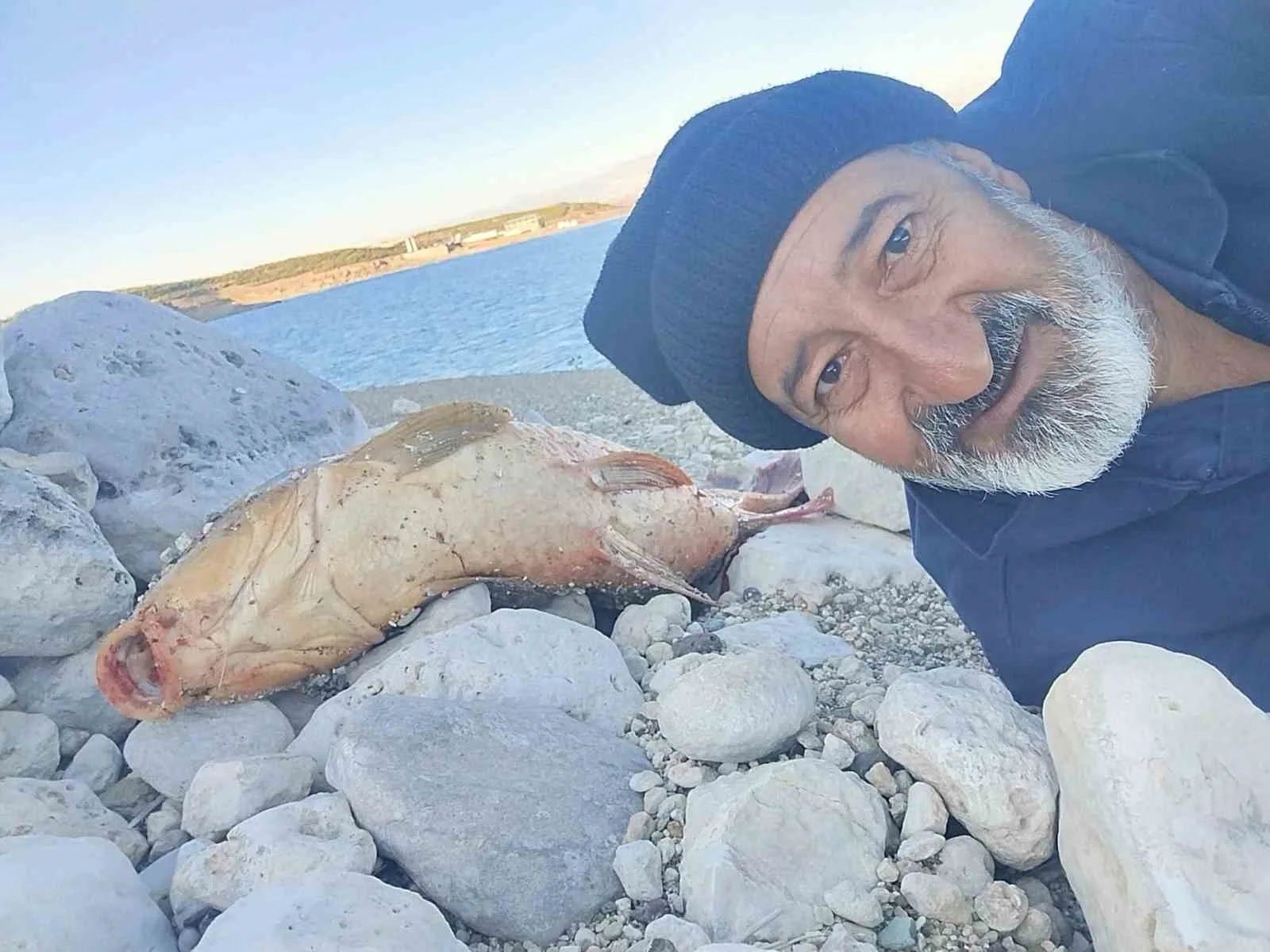 Elazığ’da amatör balıkçı 24 kiloluk sazan yakaladı