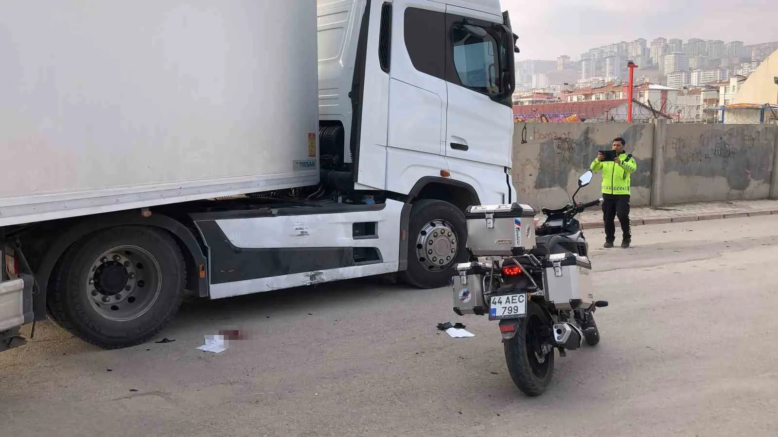 Elazığ’da tır ile çarpışan motosikletli yaralandı