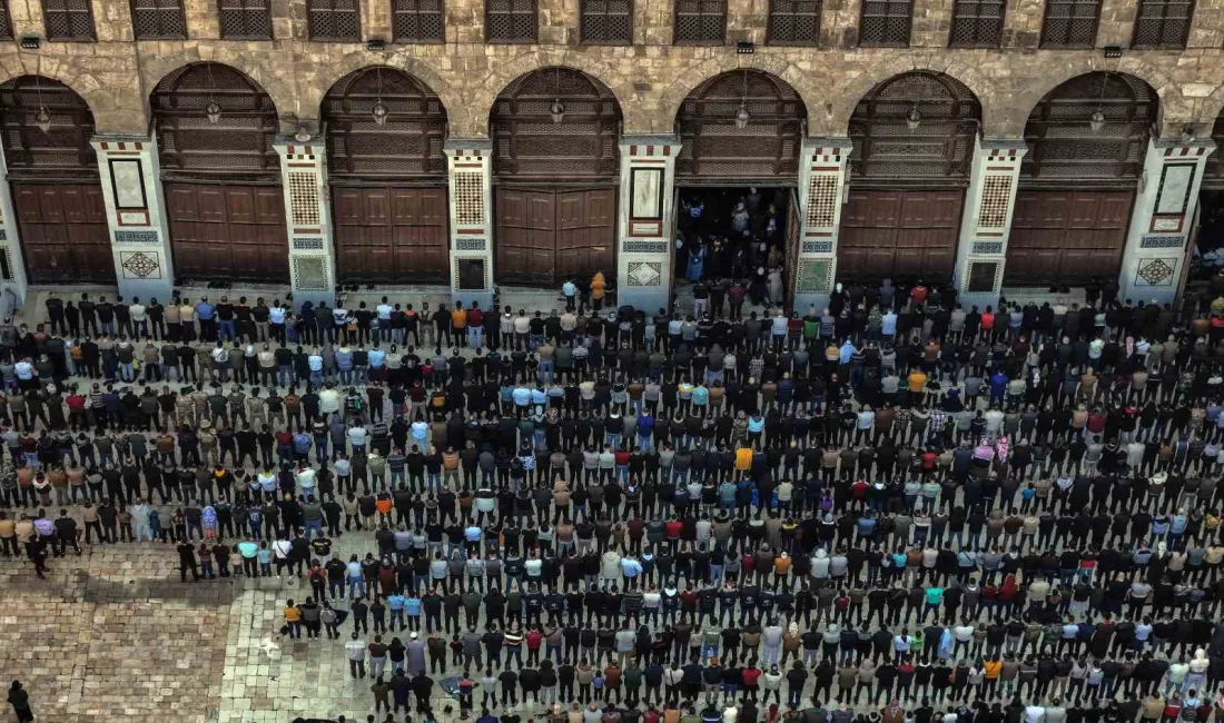 SURİYE'NİN BAŞKENTİ ŞAM'DAKİ TARİHİ EMEVİ CAMİİ'NDE ESAD REJİMİNİN DEVRİLMESİNİN ARDINDAN