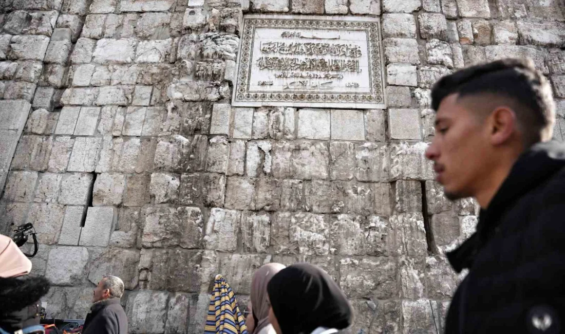 EMEVİ CAMİ'NİN DUVARINDAKİ HAFIZ ESAD'IN İSMİ ÇEKİÇLE KAZINDI