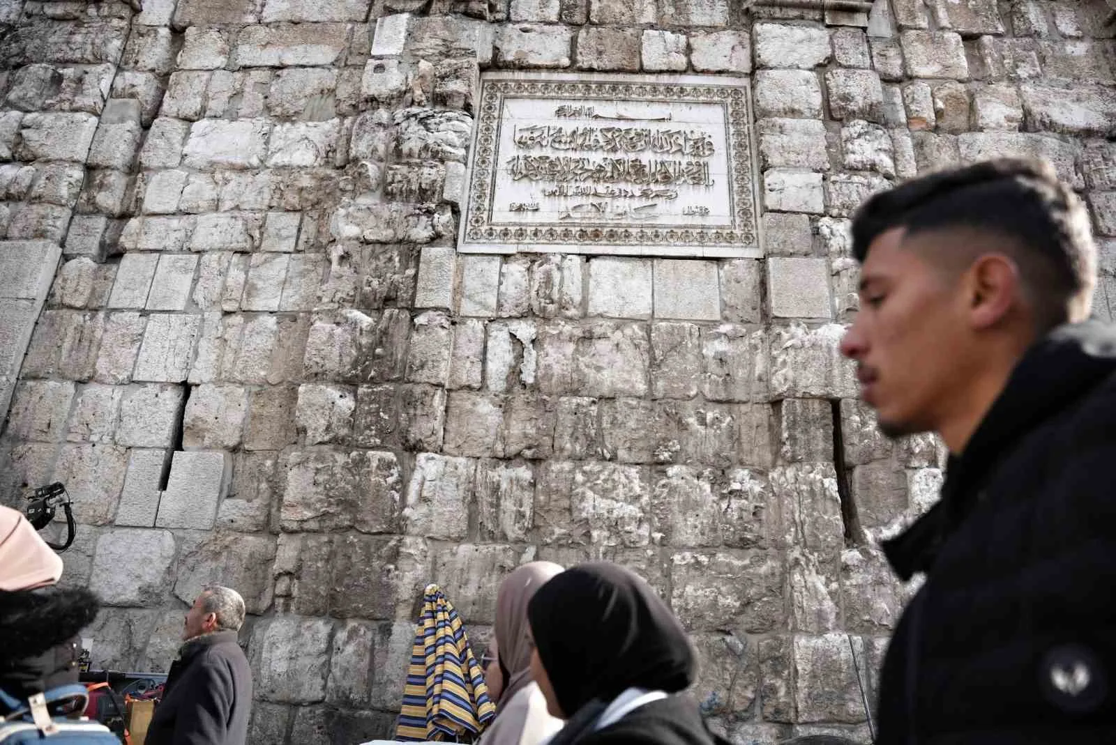 EMEVİ CAMİ'NİN DUVARINDAKİ HAFIZ ESAD'IN İSMİ ÇEKİÇLE KAZINDI