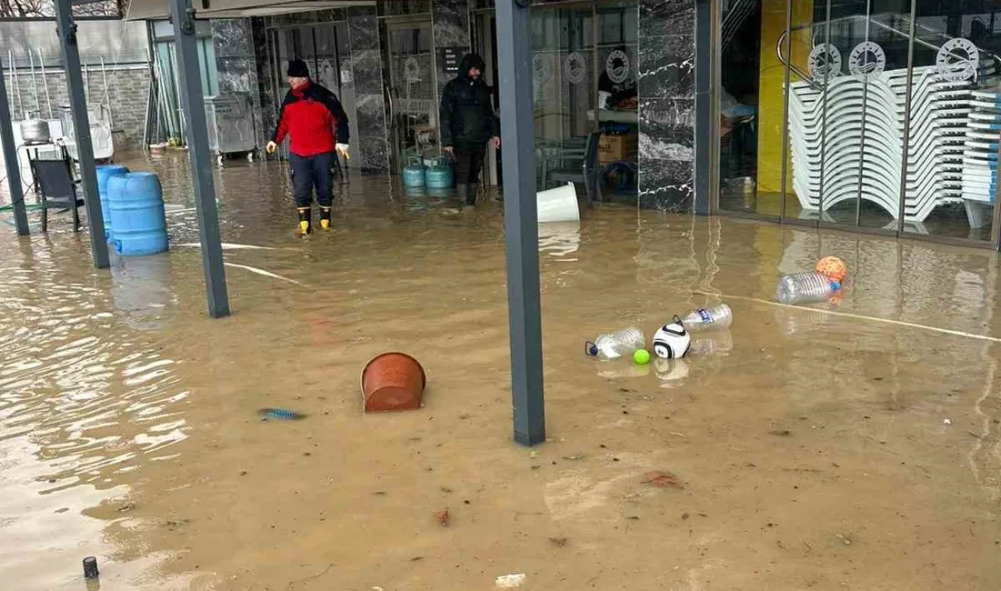 ERDEK'TE SAĞANAK YAĞIŞIN YOL