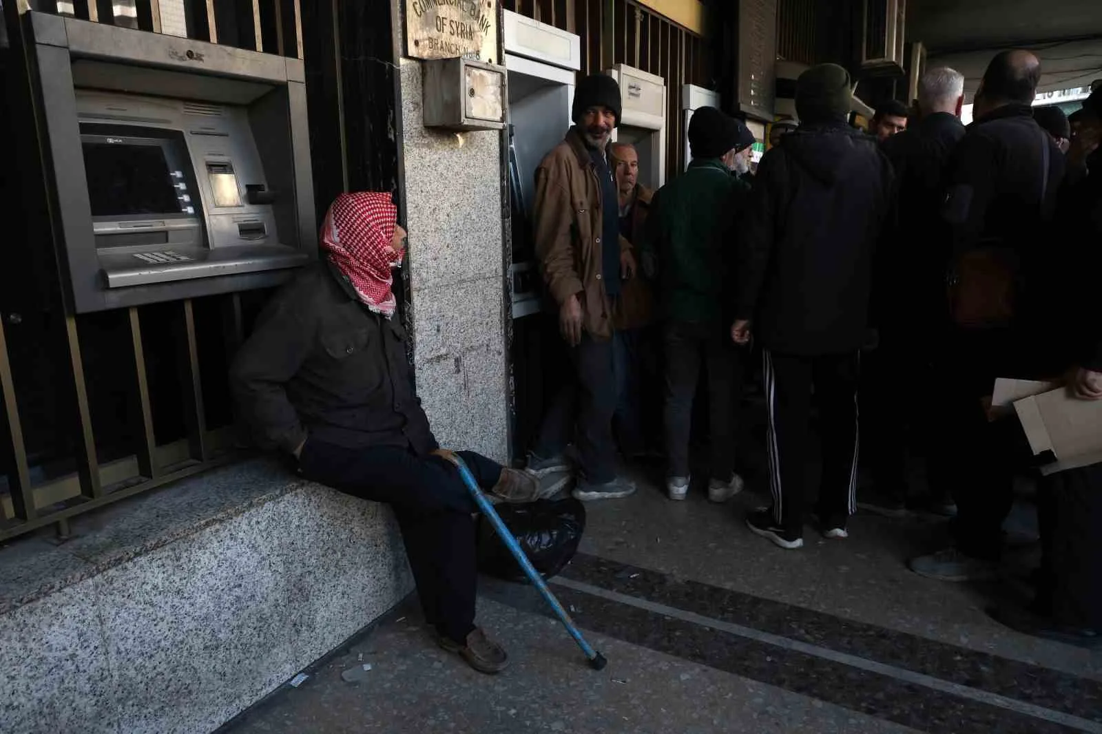 SURİYE'DE ESAD'IN ÜLKEYİ TERK ETMESİNDEN 10 GÜN SONRA BANKALAR AÇILDI.