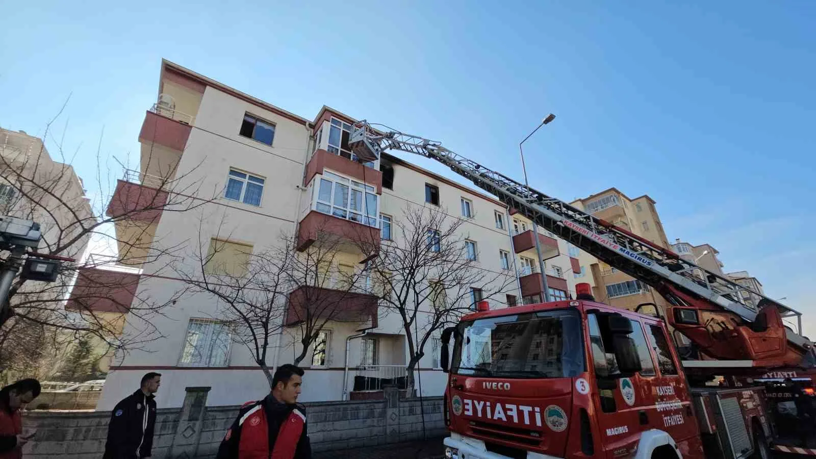 KAYSERİ'NİN KOCASİNAN İLÇESİNDE BİR EVDE ÇIKAN YANGINDA YATALAK OLDUĞU ÖĞRENİLEN