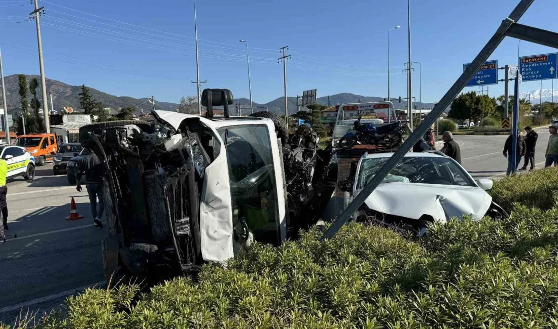 FETHİYE’DE ÇEKİCİYE ÇARPAN OTOMOBİLDE 3 KİŞİ YARALANDI