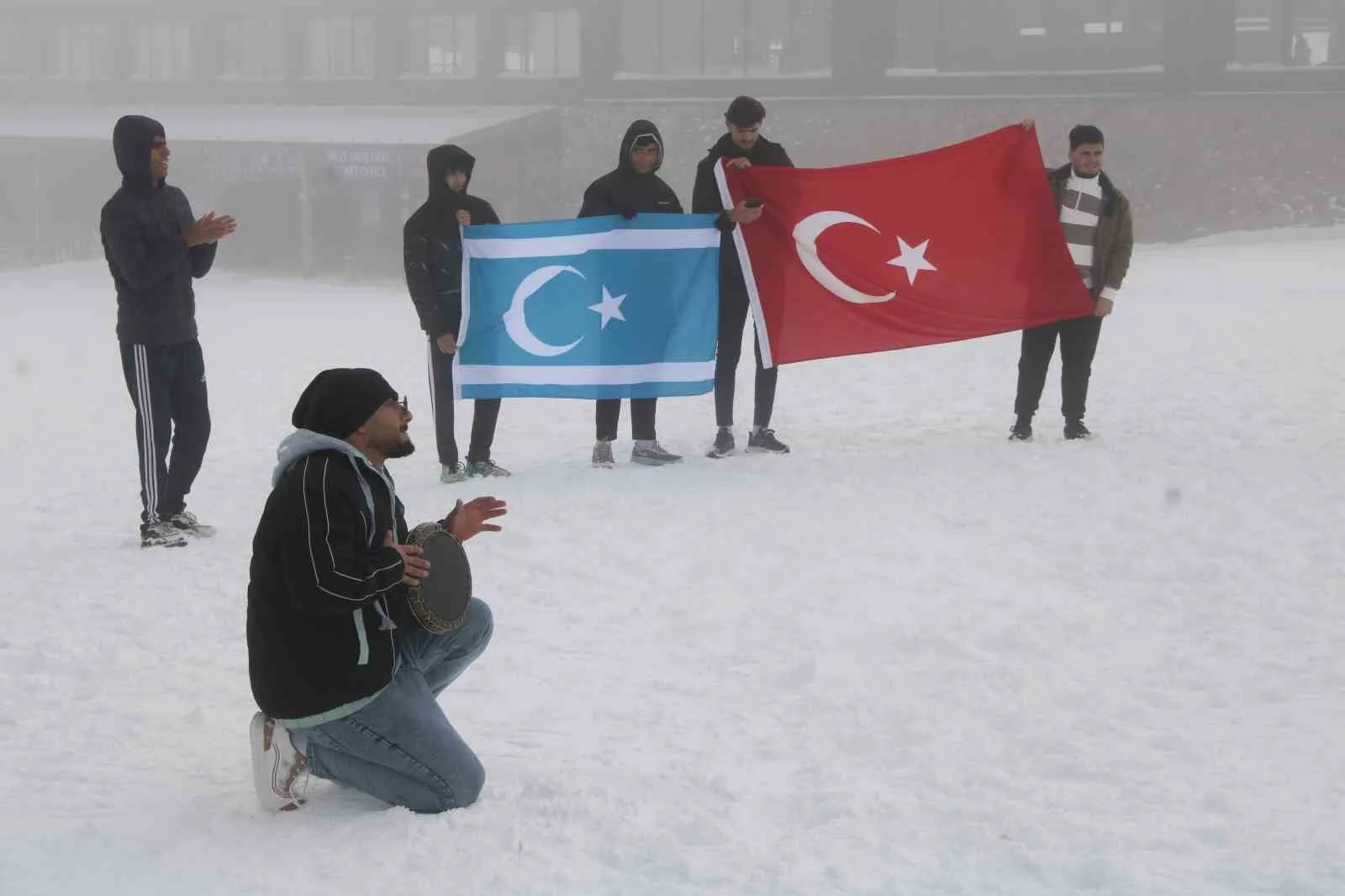 KAYSERİ'YE KAMP İÇİN GELEN IRAKLI TÜRKMENLER, ERCİYES'TE İLK DEFA KAR