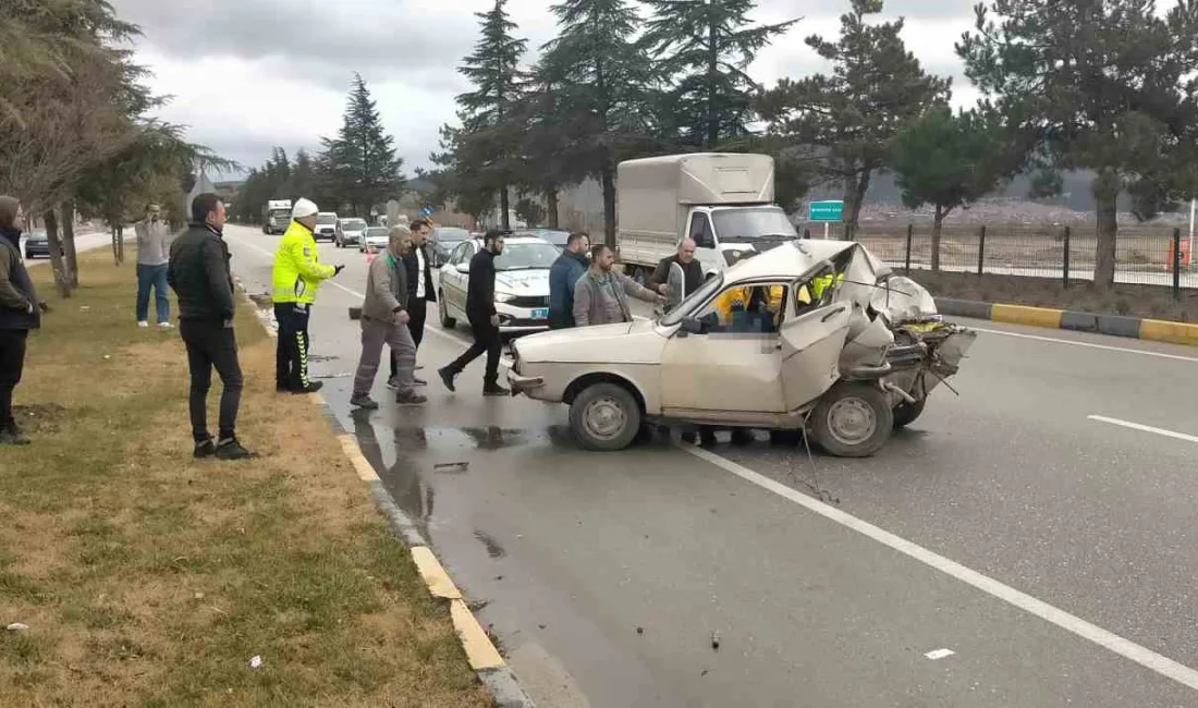 ISPARTA’DA KAMYONET, OTOMOBİLE ARKADAN