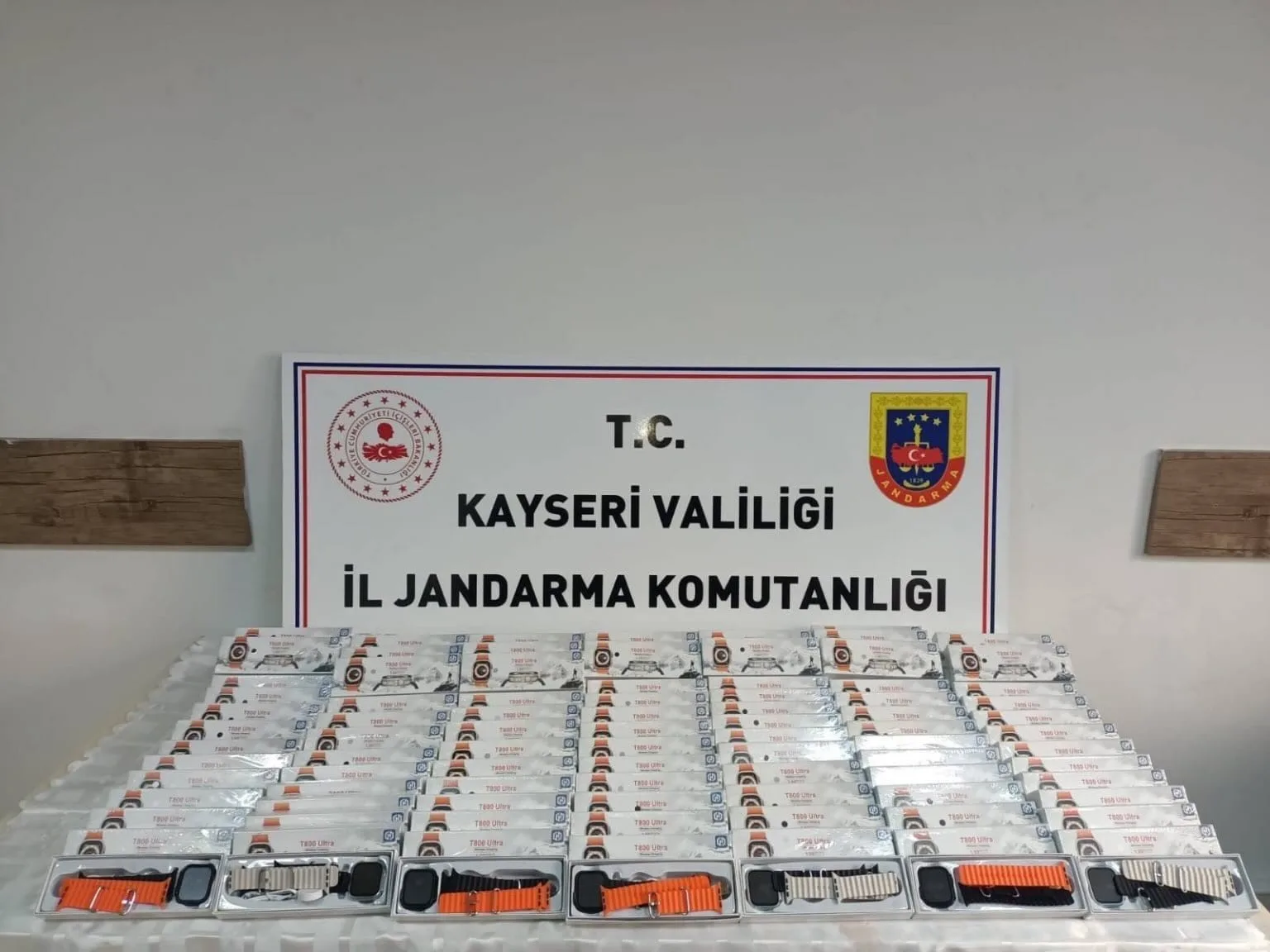 Kayseri’de 121 adet kaçak akıllı saat yakalandı