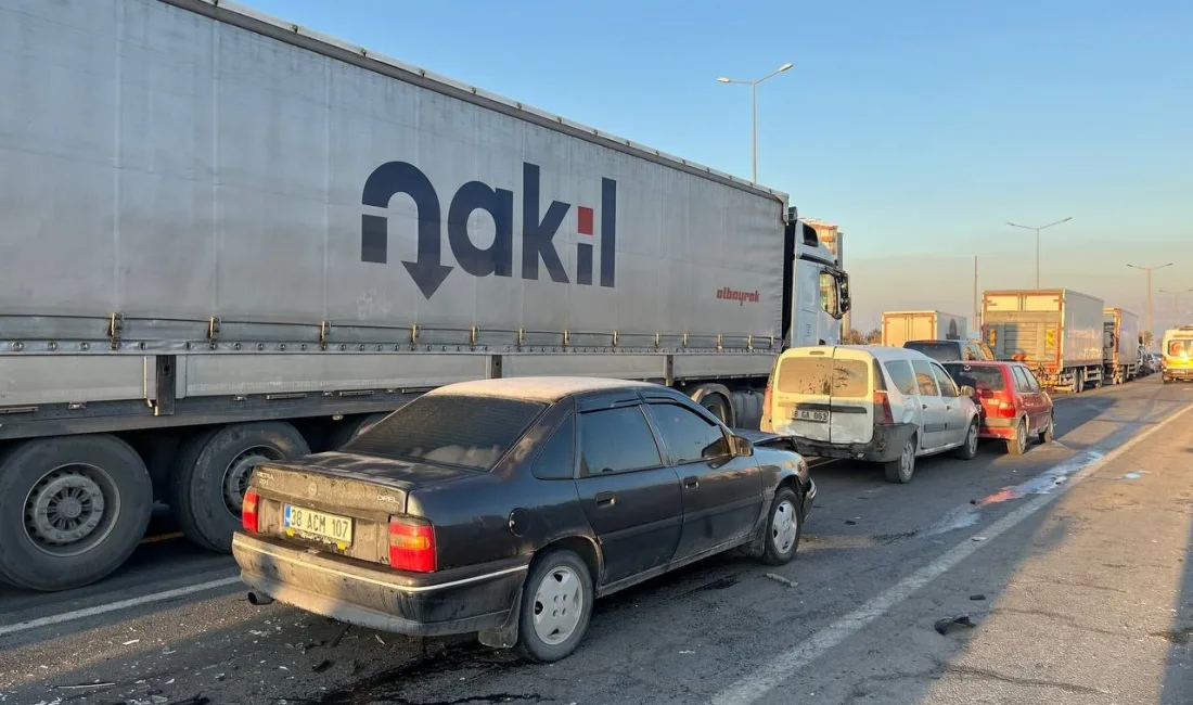 KAYSERİ’NİN MELİKGAZİ İLÇESİNDE 3 ARACIN KARIŞTIĞI ZİNCİRLEME TRAFİK KAZASINDA 2