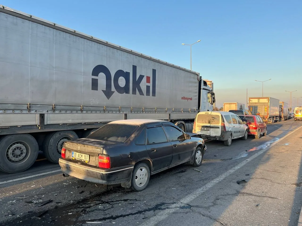 KAYSERİ’NİN MELİKGAZİ İLÇESİNDE 3 ARACIN KARIŞTIĞI ZİNCİRLEME TRAFİK KAZASINDA 2