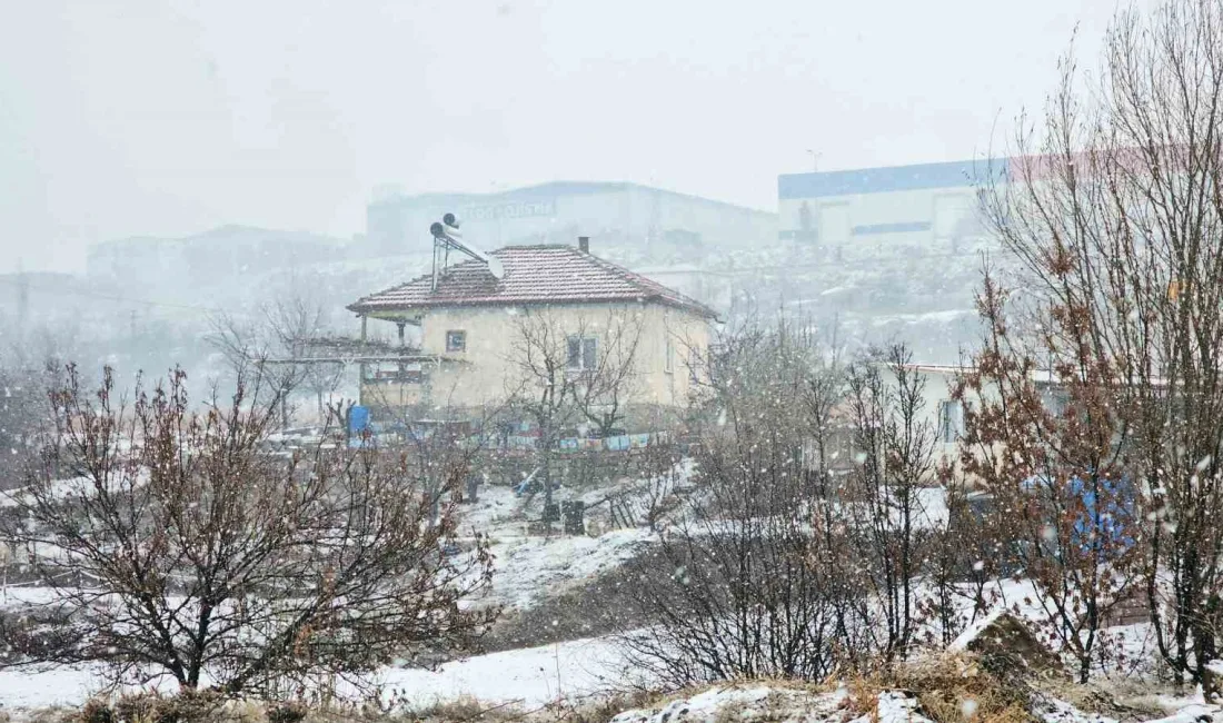 KAYSERİ'DE YÜKSEK KESİMLERDE ETKİLİ OLAN KAR YAĞIŞI ETRAFI BEYAZA BÜRÜDÜ.