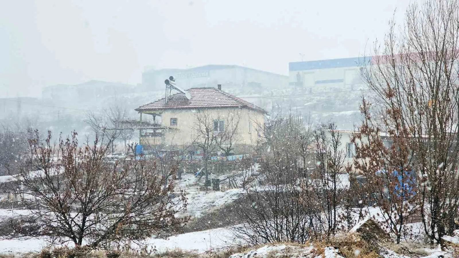 KAYSERİ'DE YÜKSEK KESİMLERDE ETKİLİ OLAN KAR YAĞIŞI ETRAFI BEYAZA BÜRÜDÜ.