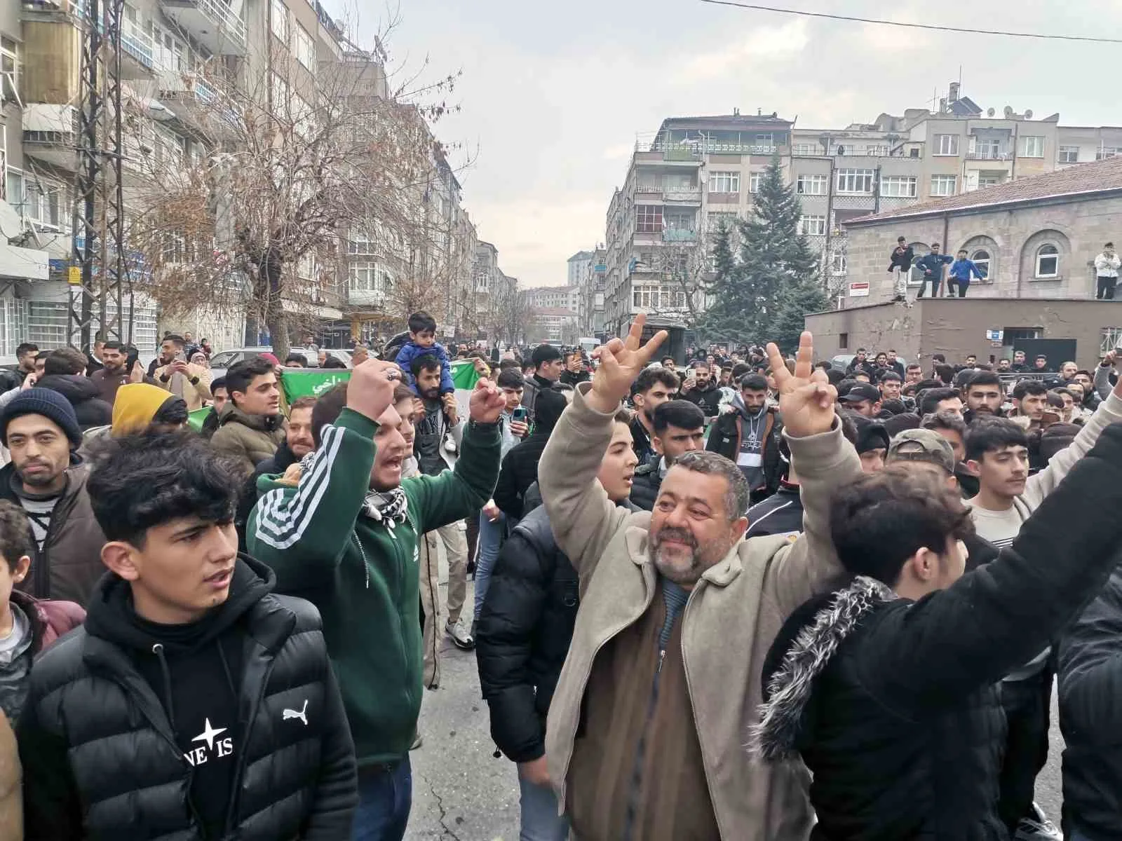 MUHALİFLERİN, SURİYE’NİN BAŞKENTİ ŞAM’A GİRMESİNİN ARDINDAN ESAD REJİMİN SONA ERMESİYLE