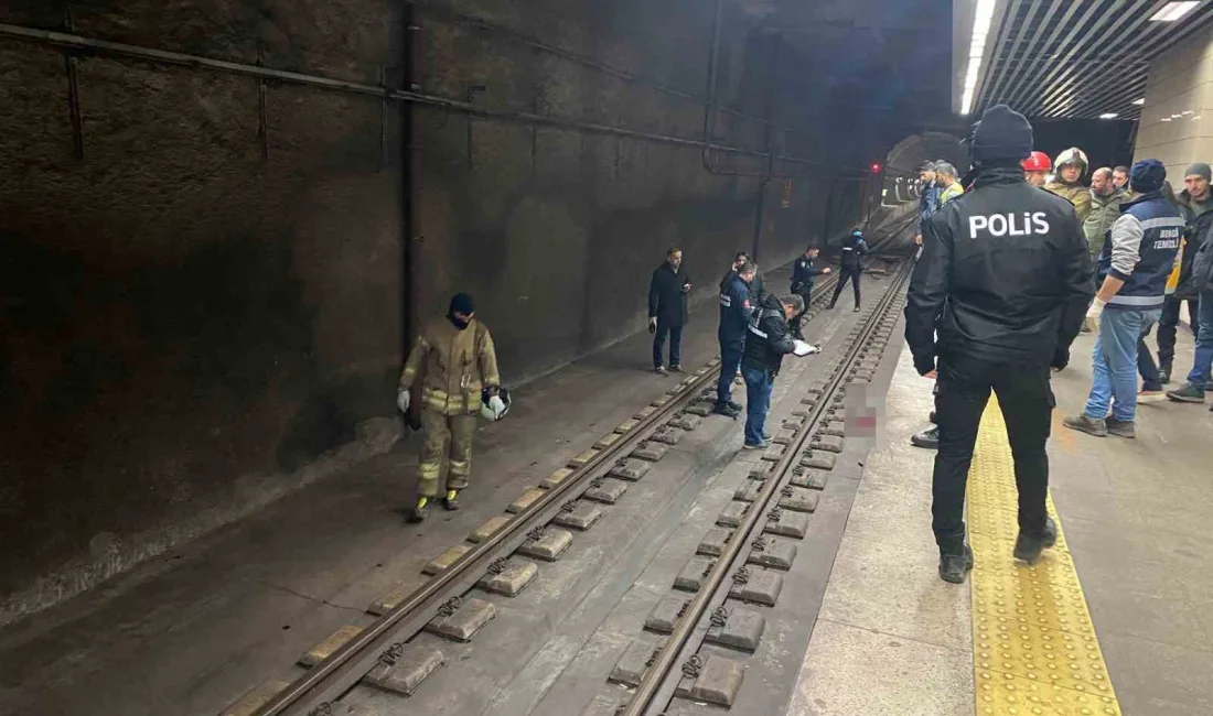 MARMARAY AYRILIKÇEŞMESİ İSTASYONU'NDA TREN