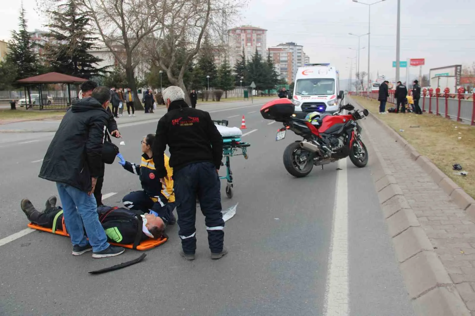 KAYSERİ'NİN MELİKGAZİ İLÇESİNDE KARŞIDAN KARŞIYA GEÇMEYE ÇALIŞAN YAYAYA MOTOSİKLET ÇARPTI.