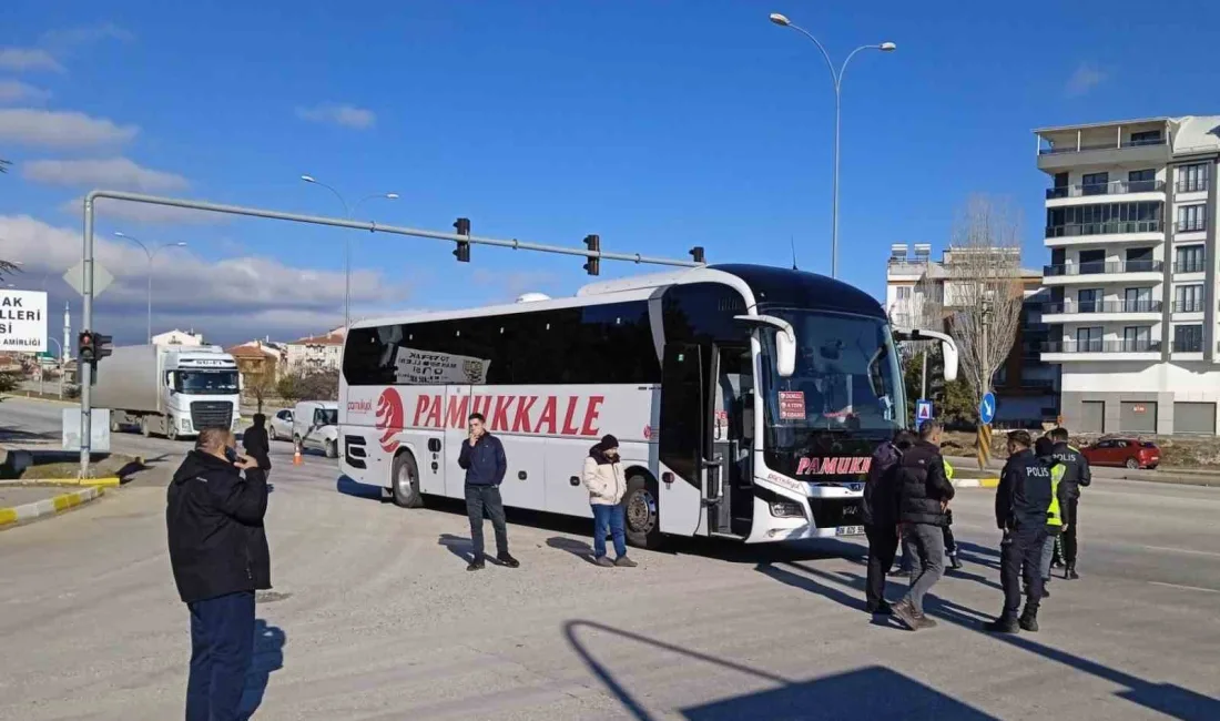 AFYONKARAHİSAR’DA YOLCU OTOBÜSÜNÜN ÇARPTIĞI