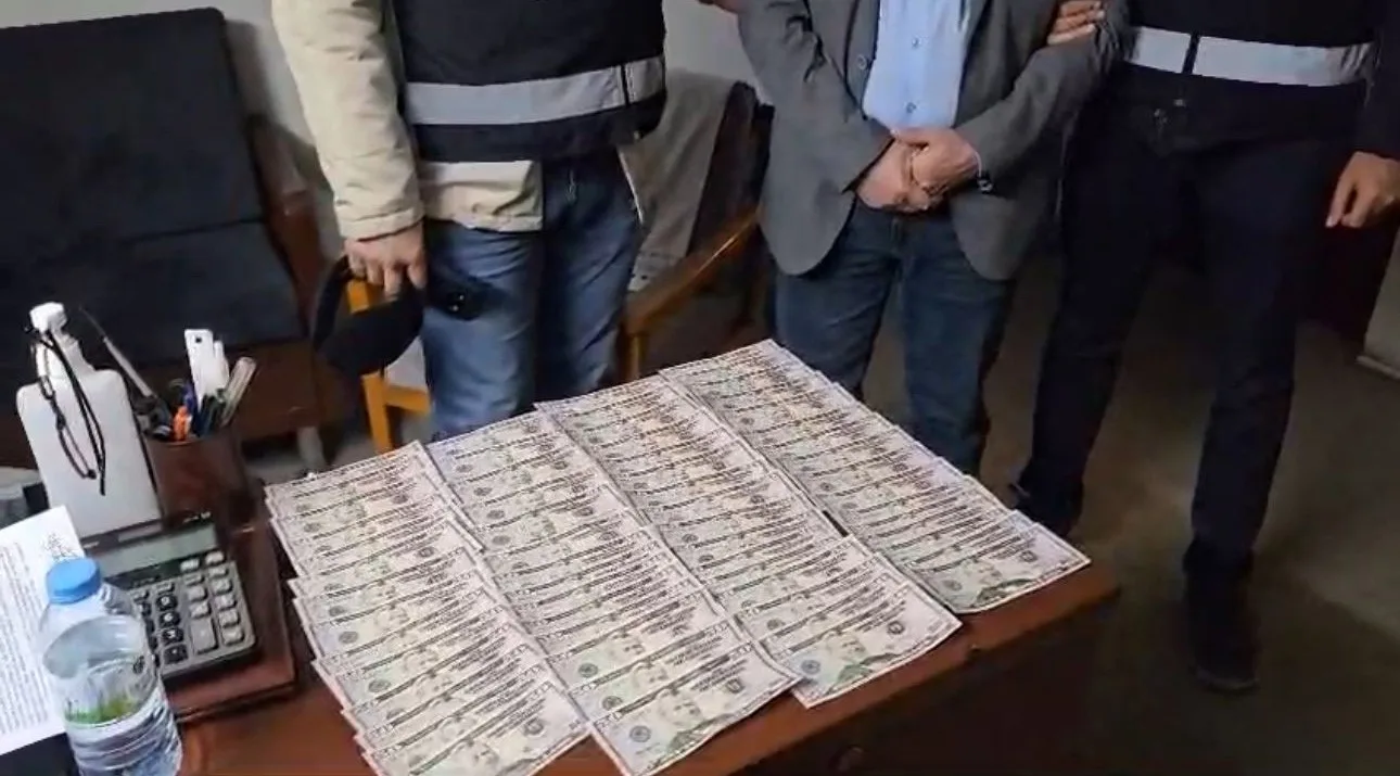 Piyasaya sahte ’50 ve 100’lük ABD Doları banknotu sokan 4 şüpheli yakalandı