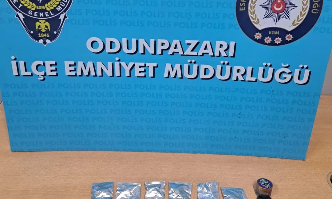 DENETİMLERDE, 4,10 GRAM ESRAR, 25 ADET SENTETİK ECZA HAP, 0,52