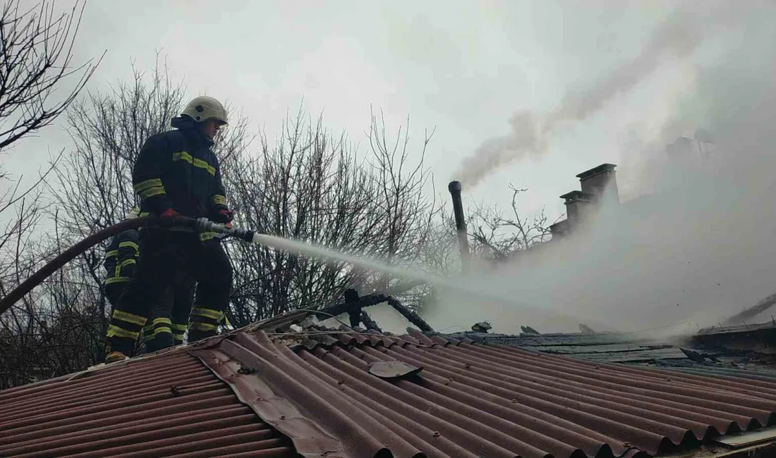 EDİRNE'DE ÇATIDA BAŞLAYAN YANGIN,