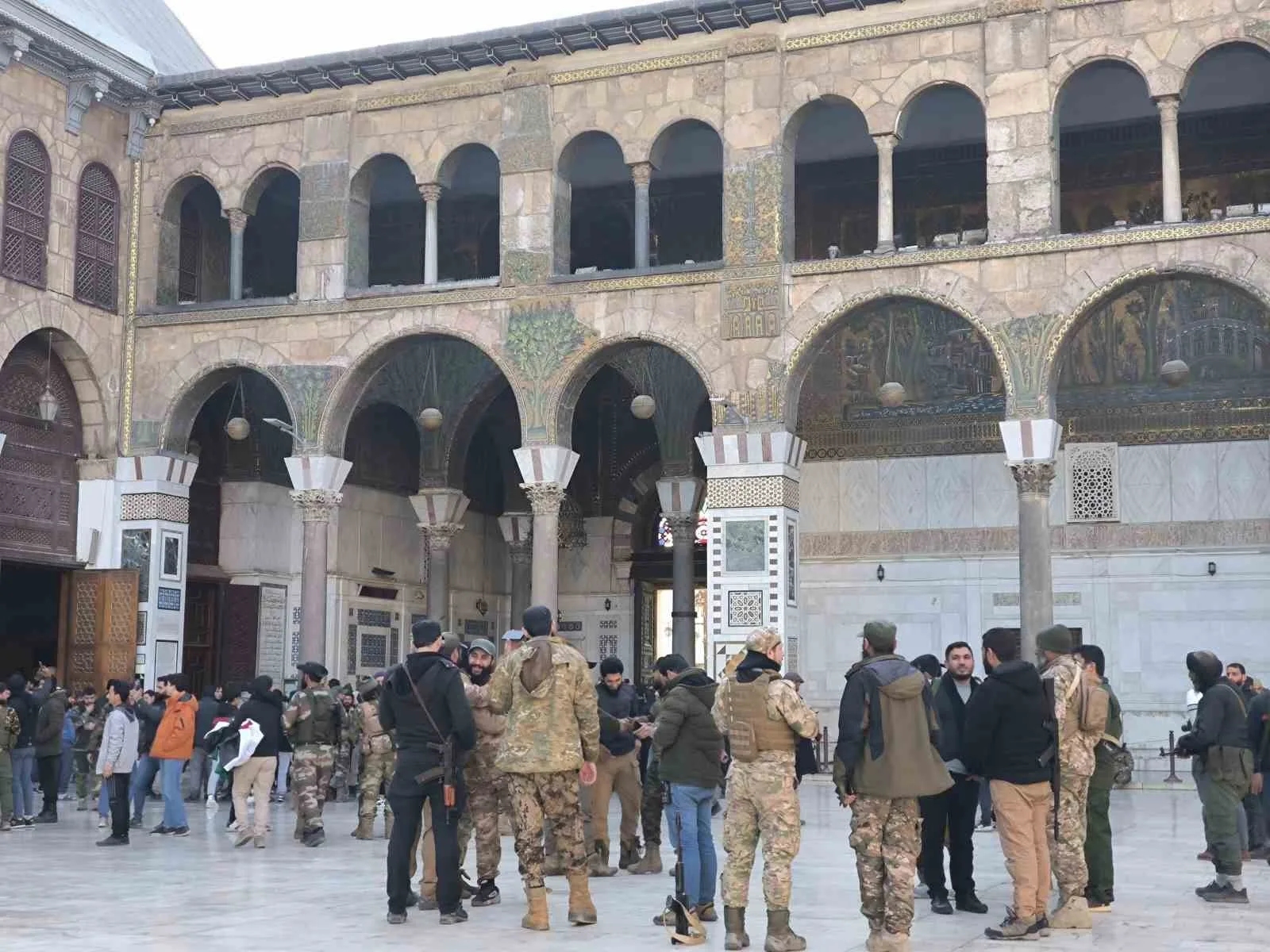 Şam’daki tarihi Emevi Camii görüntülendi: Suriyeliler camiye akın etti