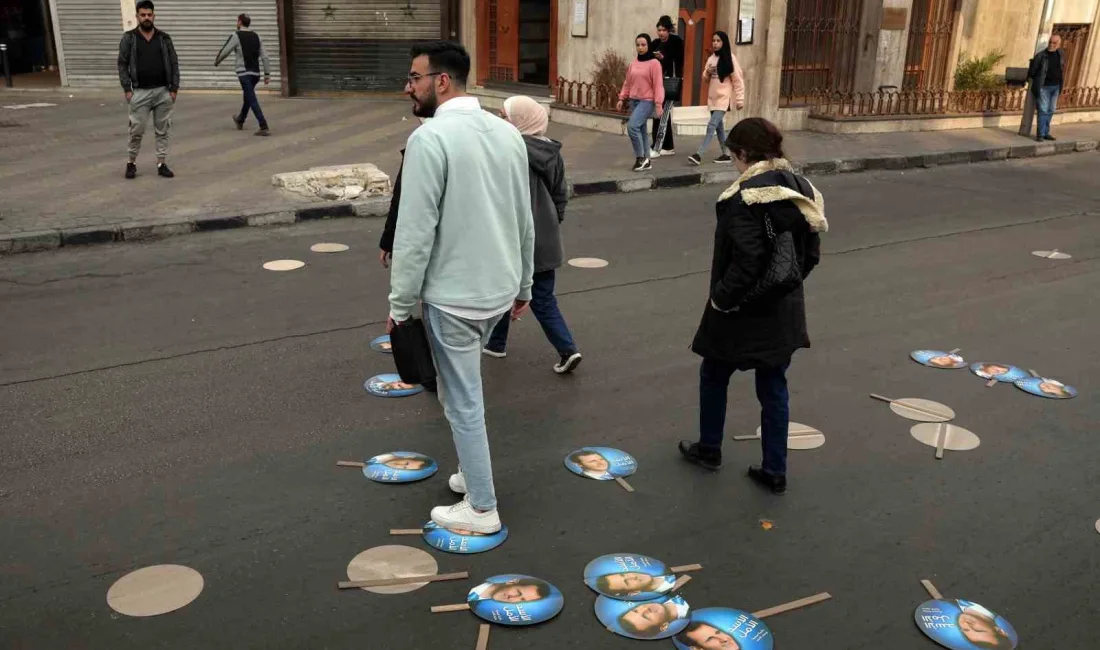 SURİYE'DE ESAD'IN FOTOĞRAFLARI ÇÖPLERE ATILDI, SOKAKLARA SAVRULAN POSTERLER HALKIN AYAKLARI