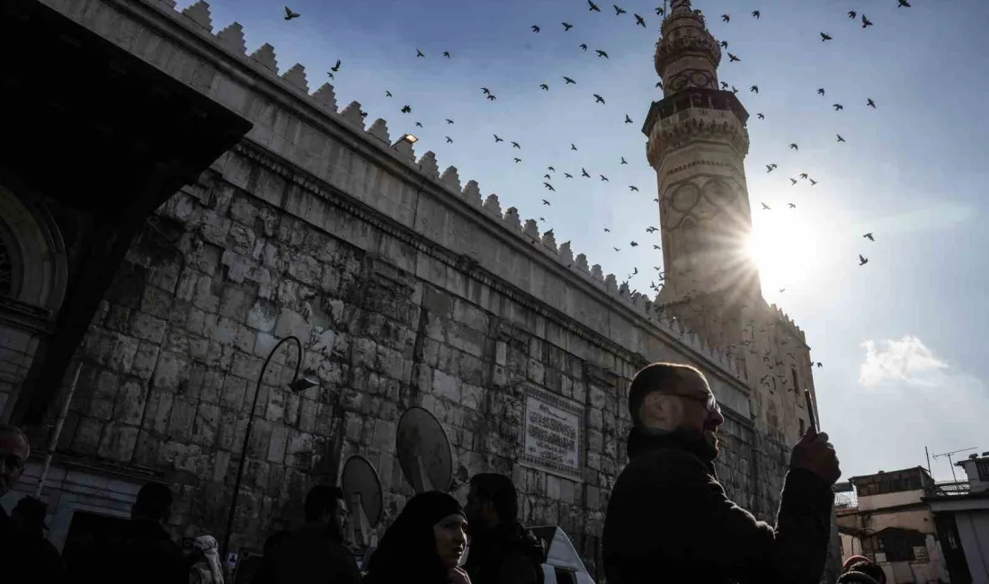 SURİYE'NİN BAŞKENTİ ŞAM'DA HALK, ESAD REJİMİNİN DEVRİLMESİNİN ARDINDAN İLK CUMA