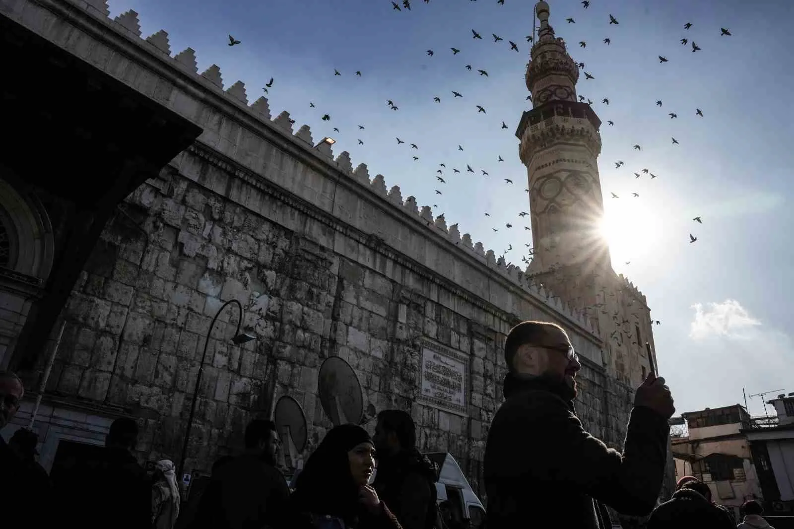 SURİYE'NİN BAŞKENTİ ŞAM'DA HALK, ESAD REJİMİNİN DEVRİLMESİNİN ARDINDAN İLK CUMA