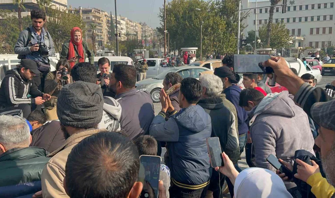 SURİYE’DE HALK BEŞAR ESAD’IN BABASI HAFIZ ESAD’IN HEYKELİNİ PARÇALAYIP SOKAKLARDA