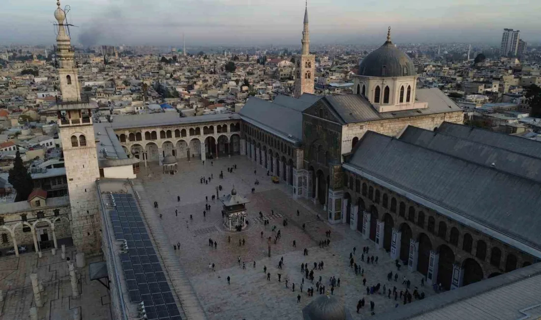 SURİYE’DE ESAD’IN DEVRİLMESİYLE İNSANLARIN AKININA UĞRAYAN ŞAM’IN TARİHİ EMEVİ CAMİ,