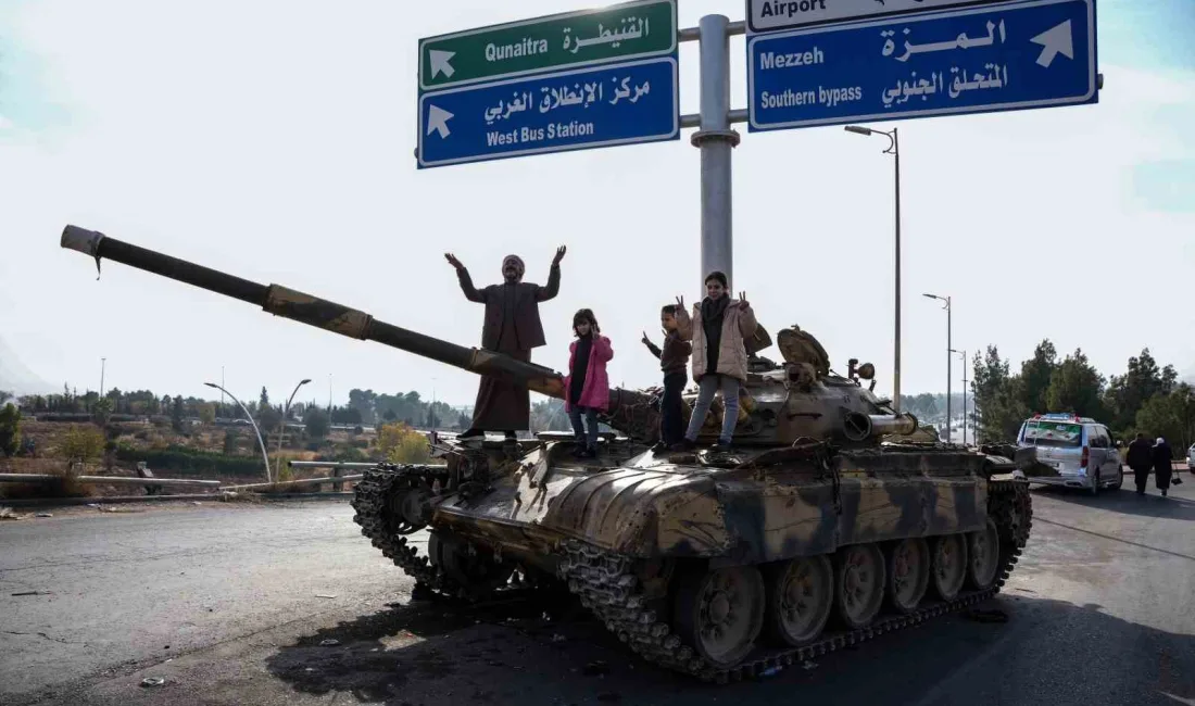 SURİYE'NİN BAŞKENTİ ŞAM'IN MERKEZİNDE ESAD REJİMİNE AİT TANKLAR ÜZERİNDE ZAFER