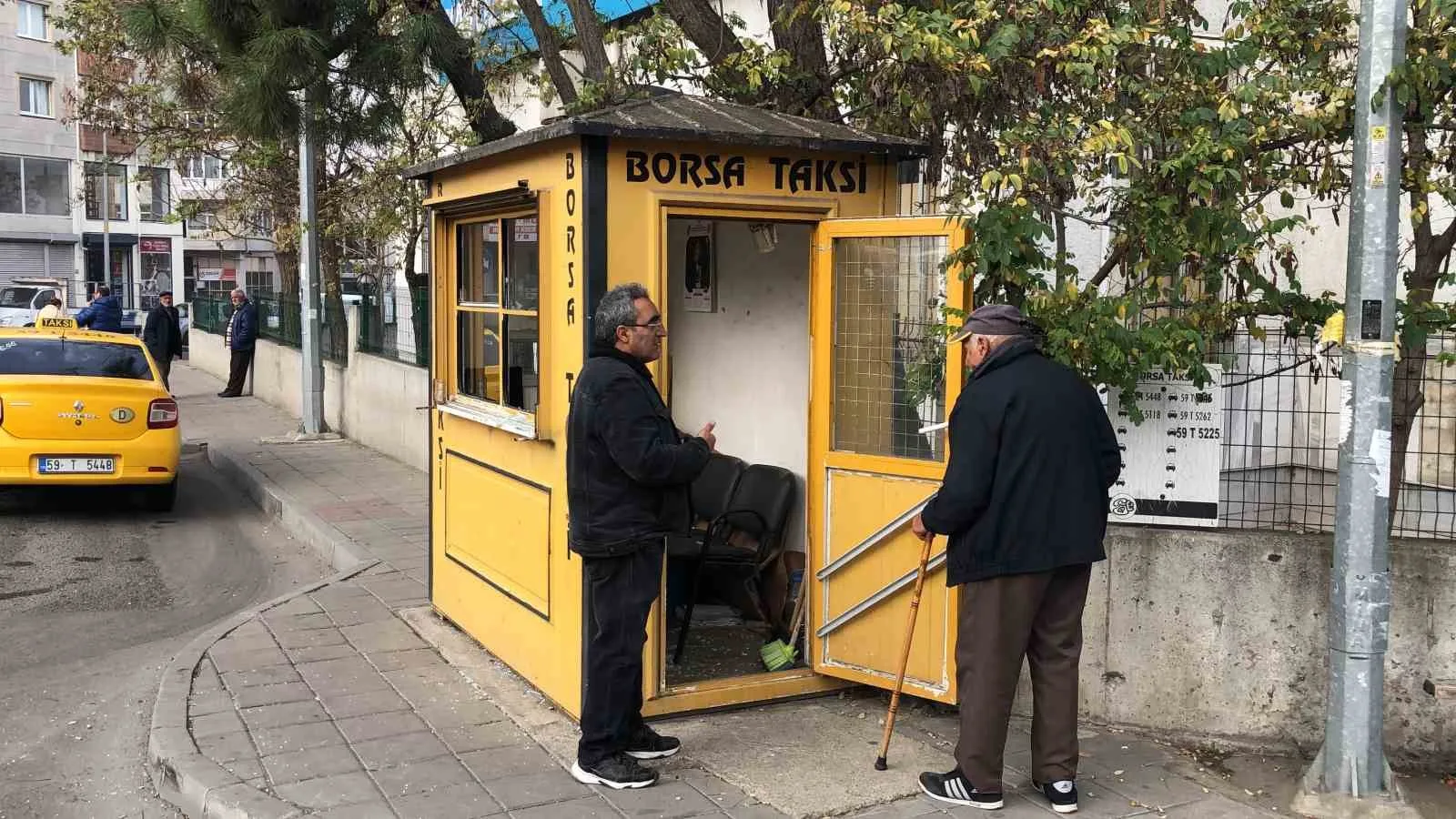 Taksiciden durak camını kıran magandalara tepki