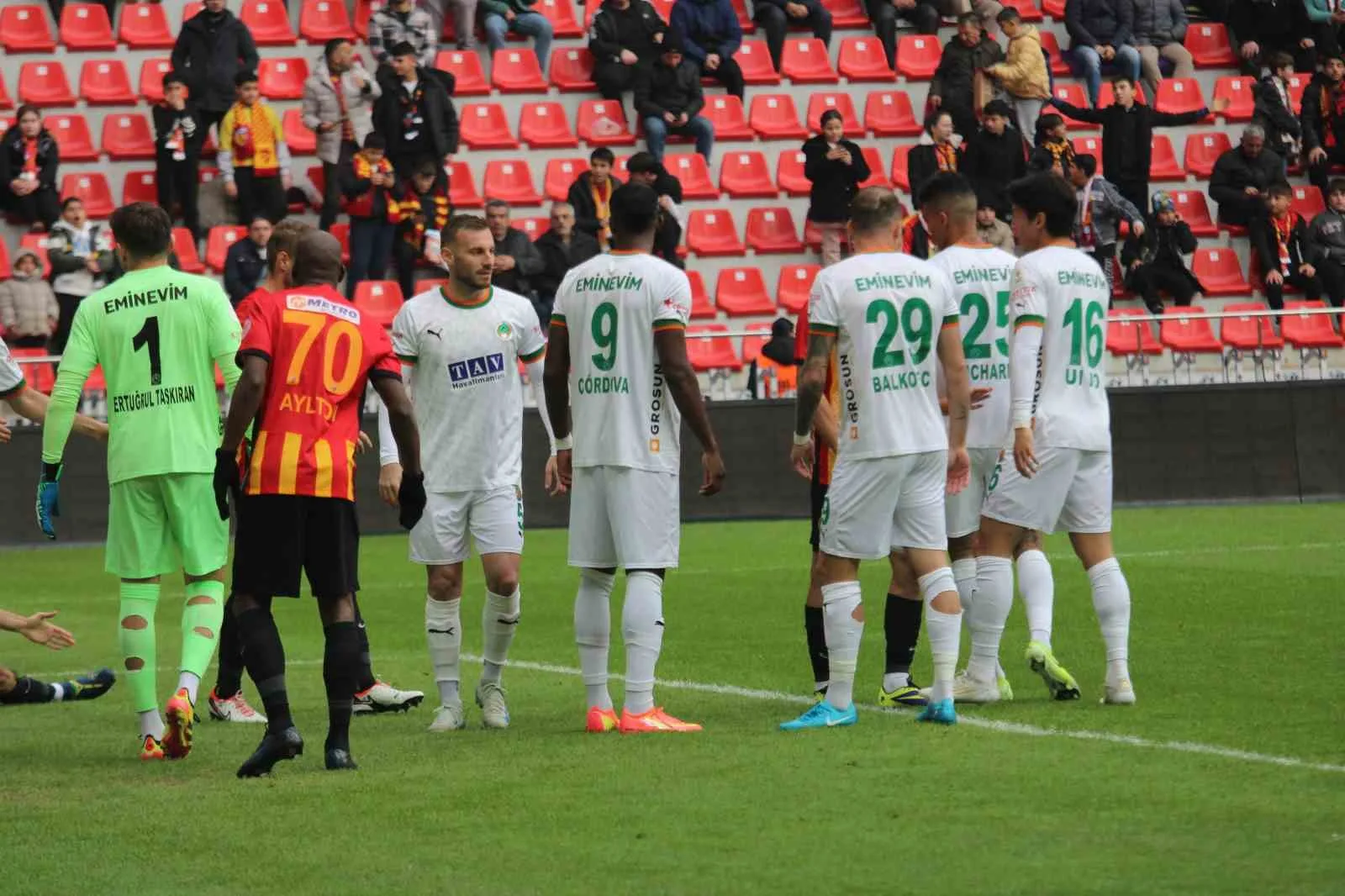 TRENDYOL SÜPER LİG'İN 15. HAFTASINDA KAYSERİSPOR, SAHASINDA ALANYASPOR İLE KARŞILAŞIYOR.