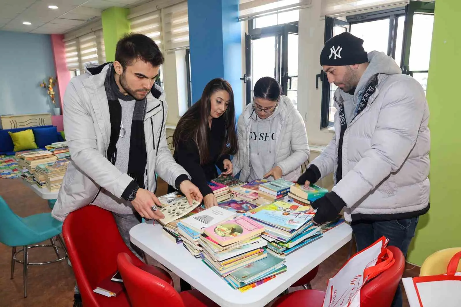 UŞAK ÜNİVERSİTESİ İLETİŞİM FAKÜLTESİ YENİ MEDYA VE İLETİŞİM BÖLÜMÜ ÖĞRENCİLERİ,