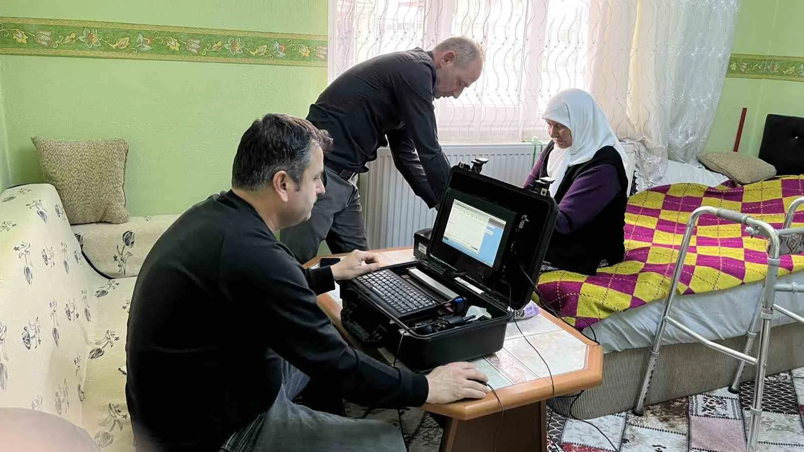 UŞAK İL NÜFUS MÜDÜRLÜĞÜNE BAĞLI PERSONELLERCE NÜFUS MÜDÜRLÜKLERİNE GELEMEYEN VATANDAŞLAR