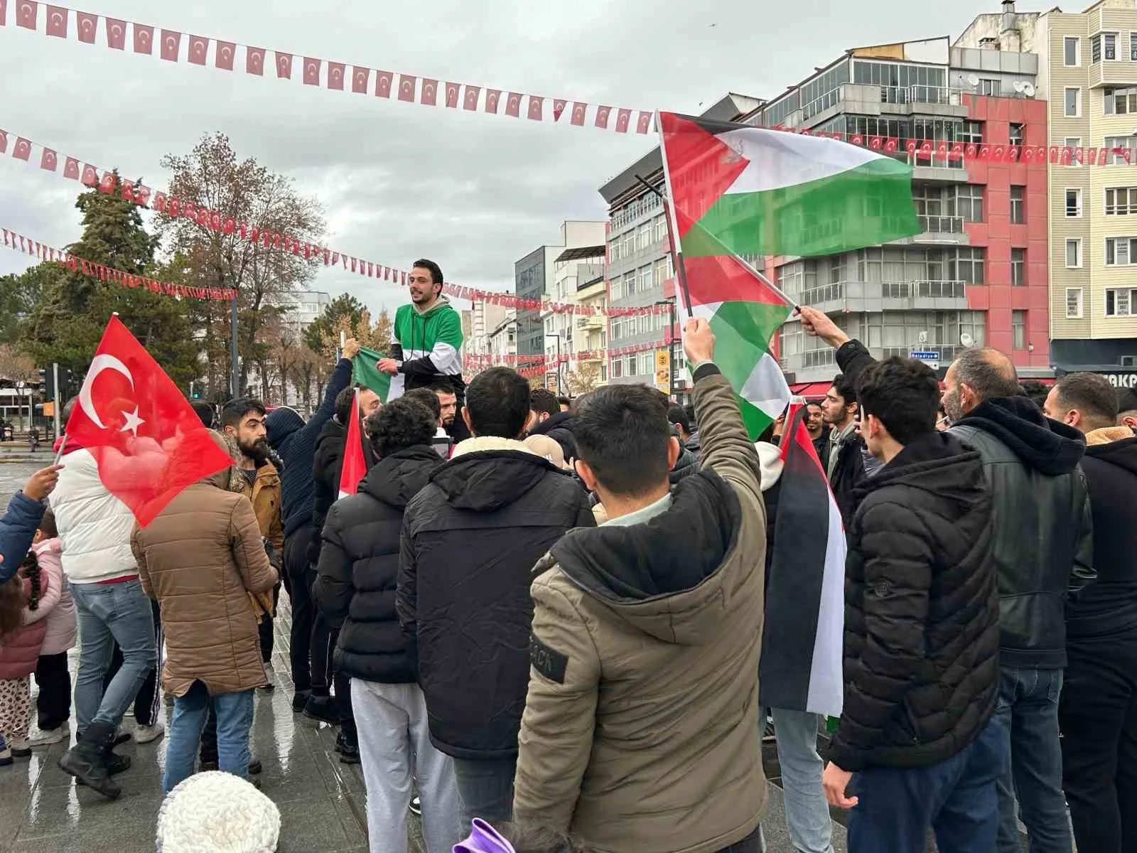 SURİYE’NİN BAŞKENTİ ŞAM’A MUHALİFLERİN GİRMESİ VE ESAD’IN İKTİDARININ SONA ERMESİ