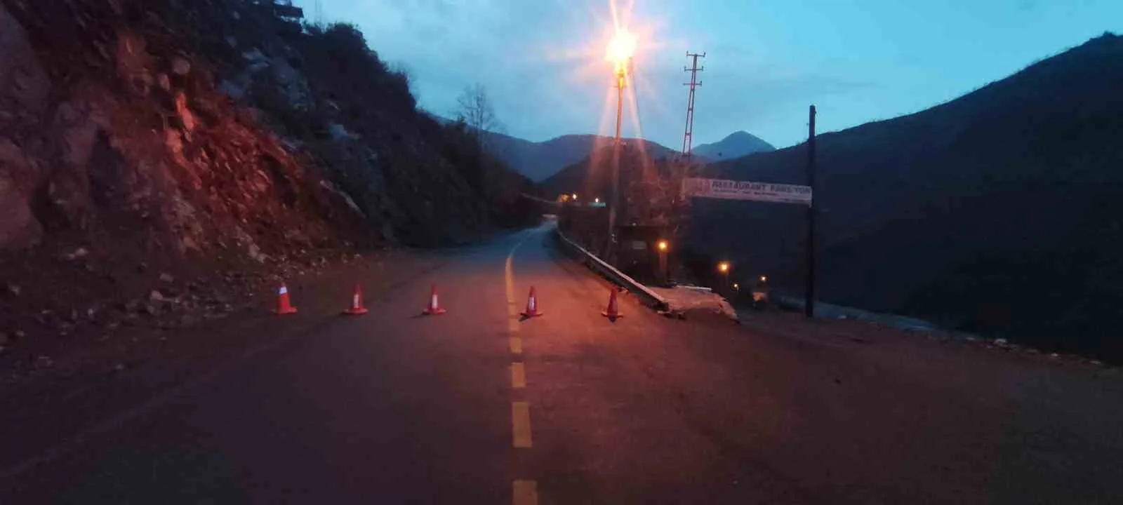 KAYSERİ'NİN YAHYALI İLÇESİNDE MEYDANA GELEN HEYELANDAN DOLAYI YOL TRAFİĞE KAPATILDI.