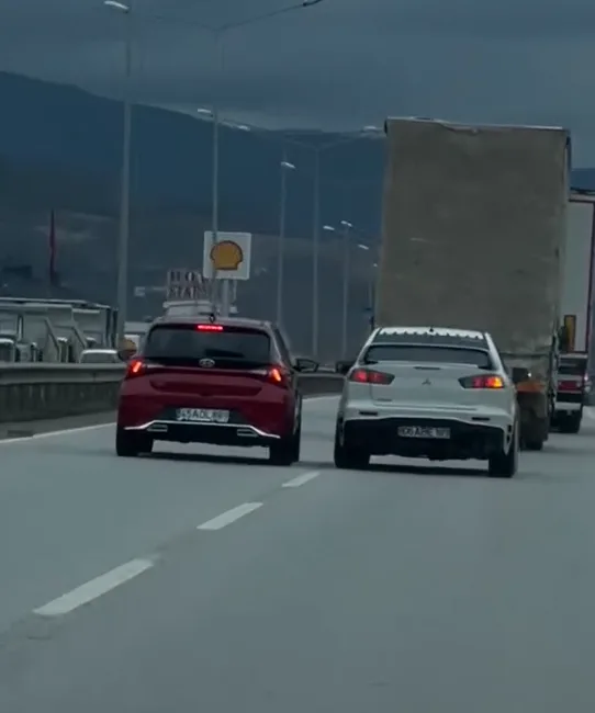 YALOVA’DA TRAFİKTE TEHLİKELİ ŞEKİLDE KULLANDIĞI OTOMOBİLLE BAŞKA BİR ARACIN DİKİZ