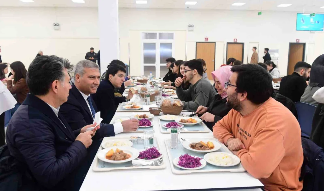 ANADOLU ÜNİVERSİTESİ MEZUNU REKTÖR