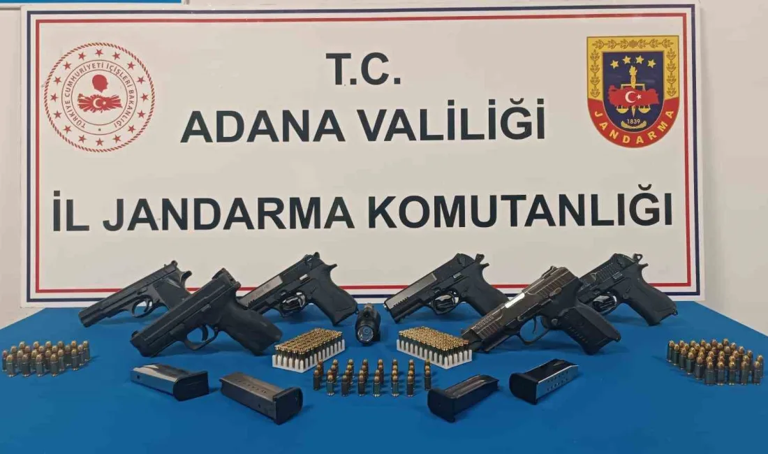 ADANA’DA 2 ARAÇTA 6 RUHSATSIZ TABANCA ELE GEÇİRİLİRKEN 2 ŞÜPHELİ