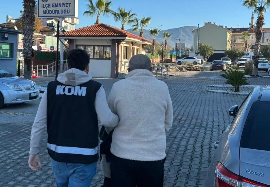 Muğla’nın Fethiye ilçesinde polis ekipleri tarafından gerçekleştirilen çalışmalar kapsamında 25