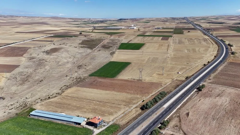 KAYSERİ'DE 8 KİLOMETRE UZUNLUĞUNDA, BAZI BÖLGELERDE 3 METRE DERİNLİĞE VE