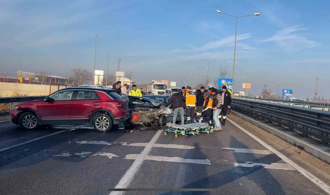 Afyonkarahisar’da meydana trafik kazasında iki otomobil sürücüsü de yaralandı. Kaza,