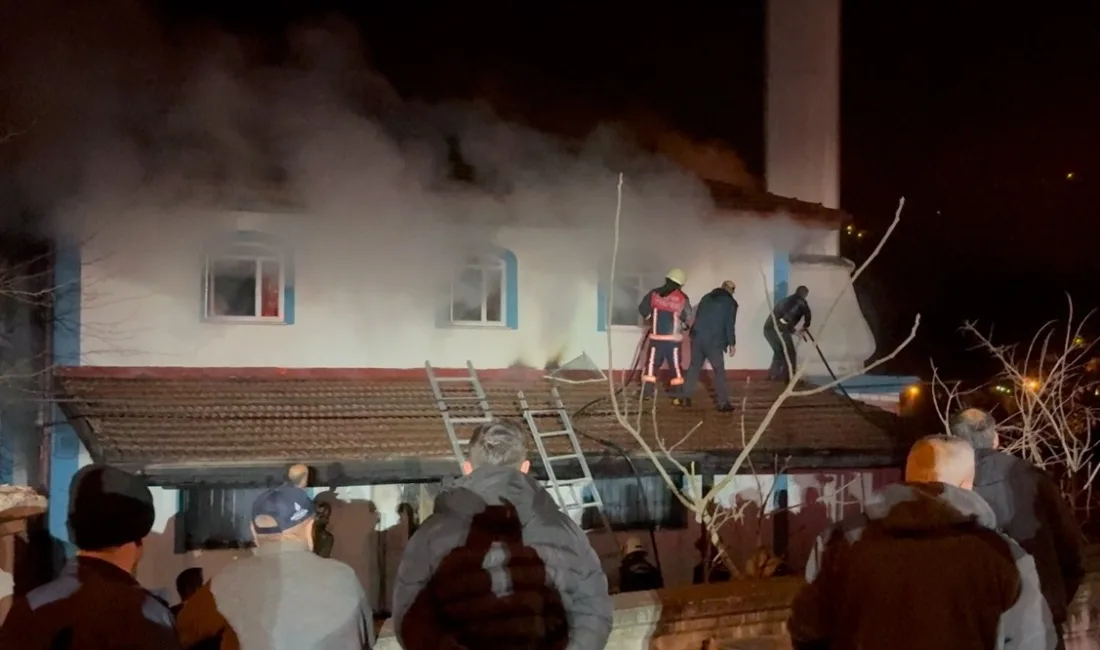 DÜZCE’DE AHŞAP KÖY CAMİNDE YATSI NAMAZINDA ÇIKAN YANGINDA FACİADAN DÖNÜLDÜ.