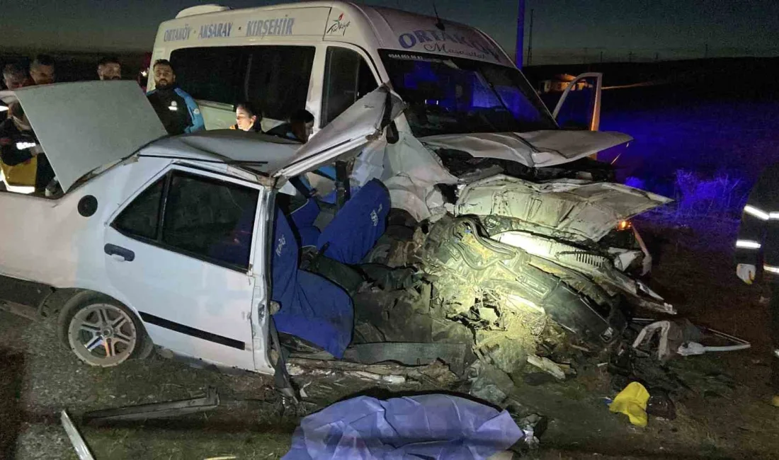 Aksaray’da minibüs ile çarpışan Tofaş otomobil ikiye bölündü. Feci kazada