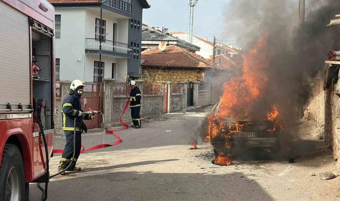 Aksaray’da bilinmeyen bir nedenden yanan araç adeta alev topuna döndü.