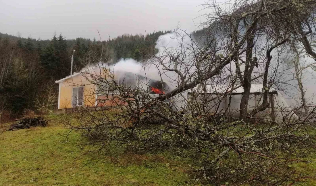 Kastamonu’nun Devrekani ilçesinde prefabrik evde çıkan yangın itfaiye ekipleri tarafından